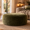 Puf de diseño en un salón de estilo hygge