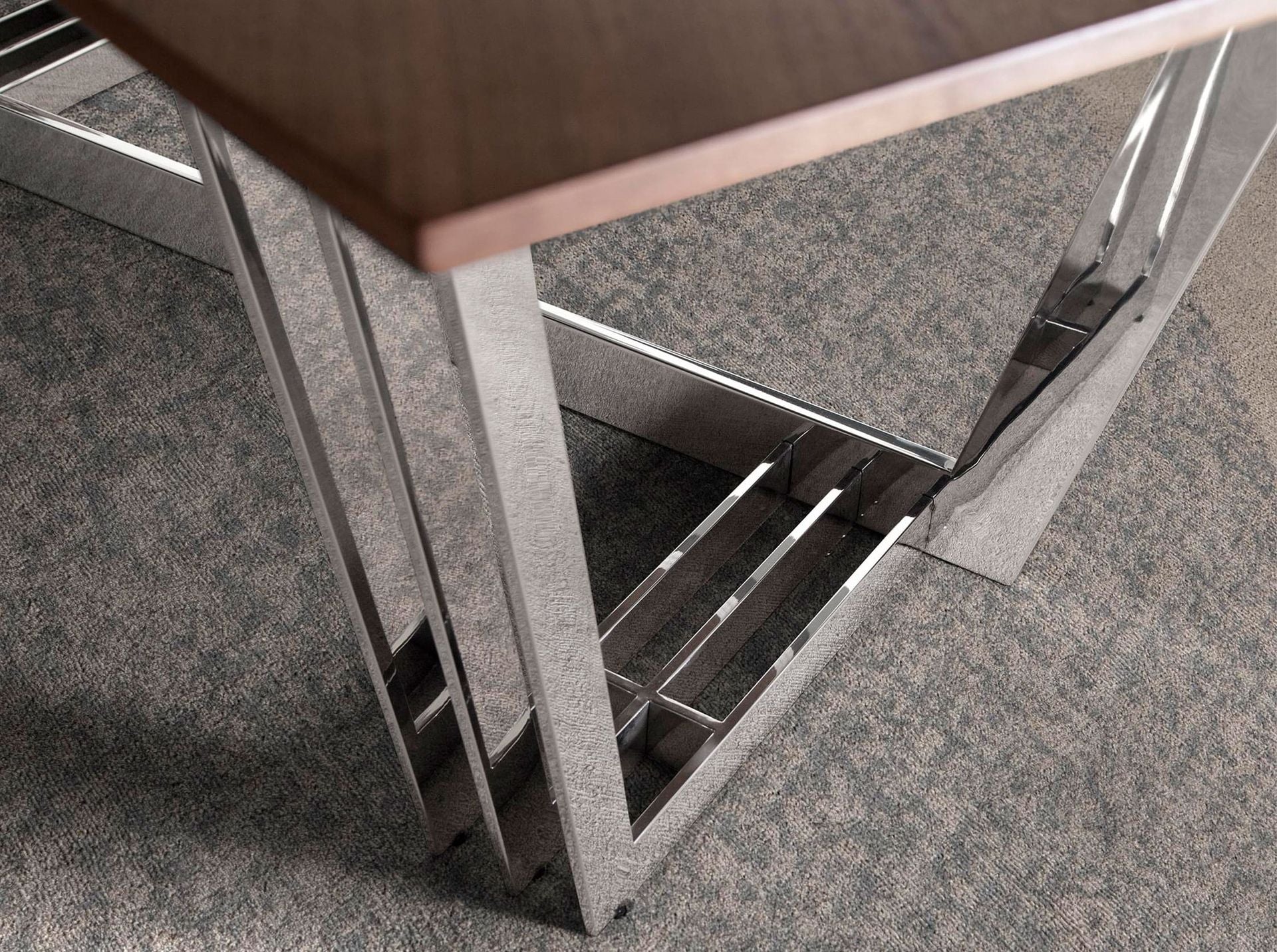 Mesa comedor ovalada barril nogal y acero cromado