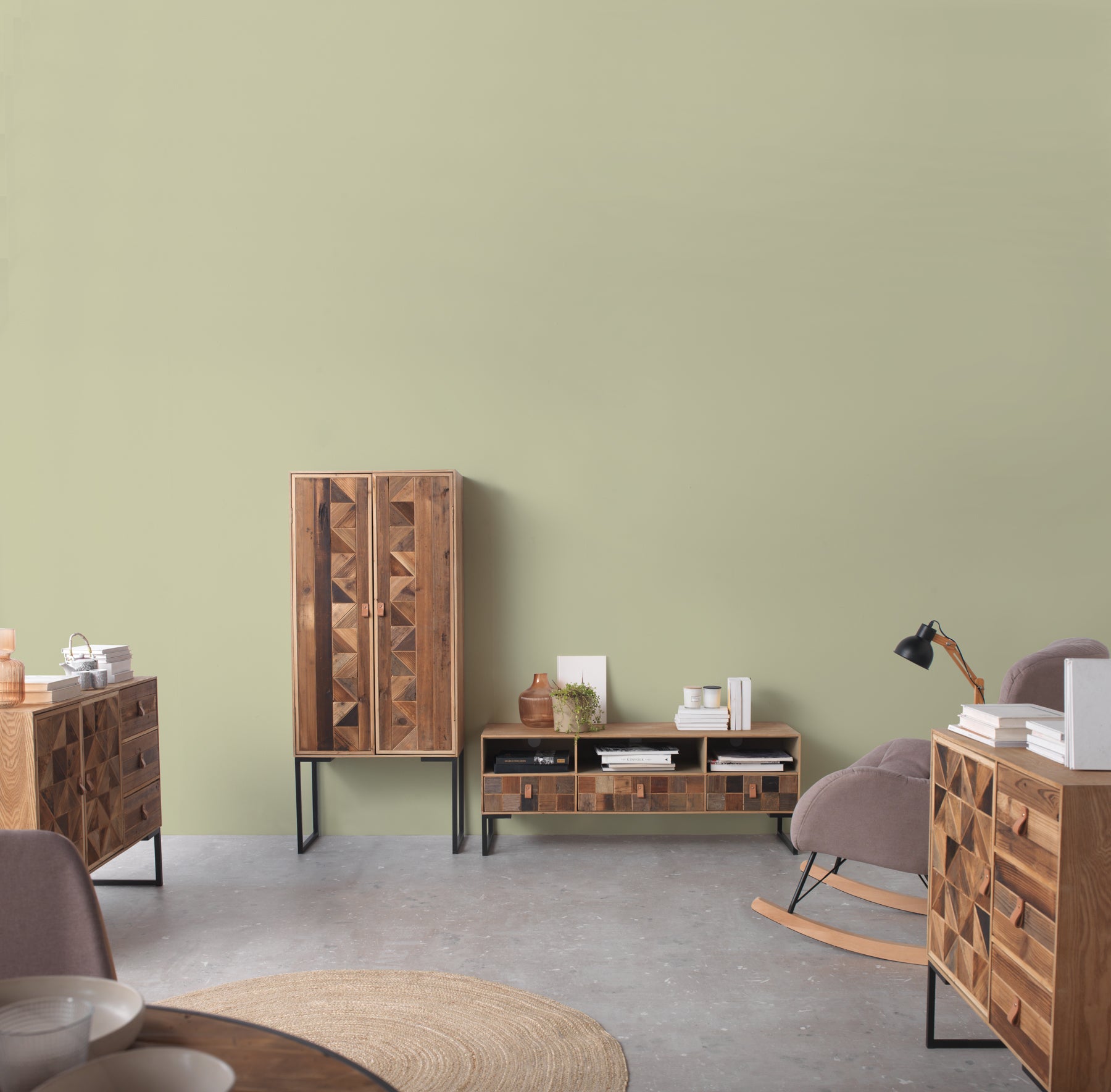 MESITA DE NOCHE MADERA RECICLADA 1 PUERTA CON BASE METALICA