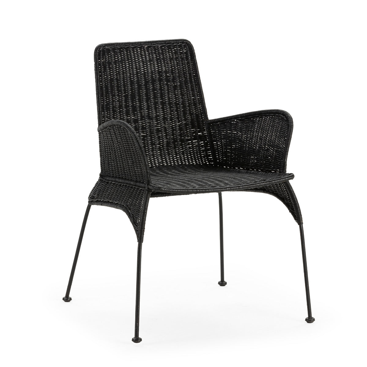 Silla de metal negro y mimbre negro de 57x56x83 cm sobre fondo blanco