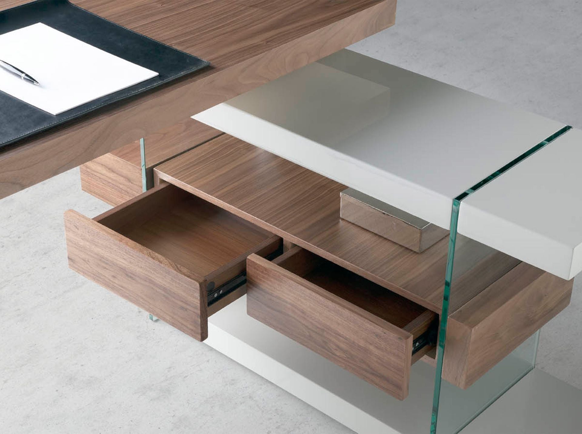 Escritorio madera gris y cristal templado con tapa de nogal