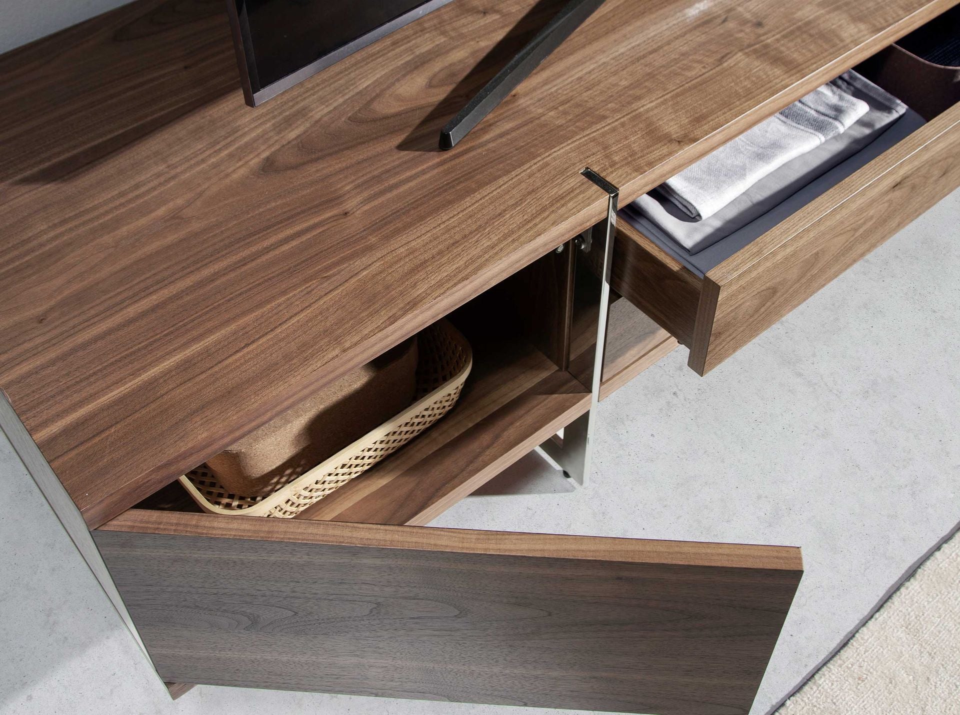 Mueble TV nogal y acero cromado