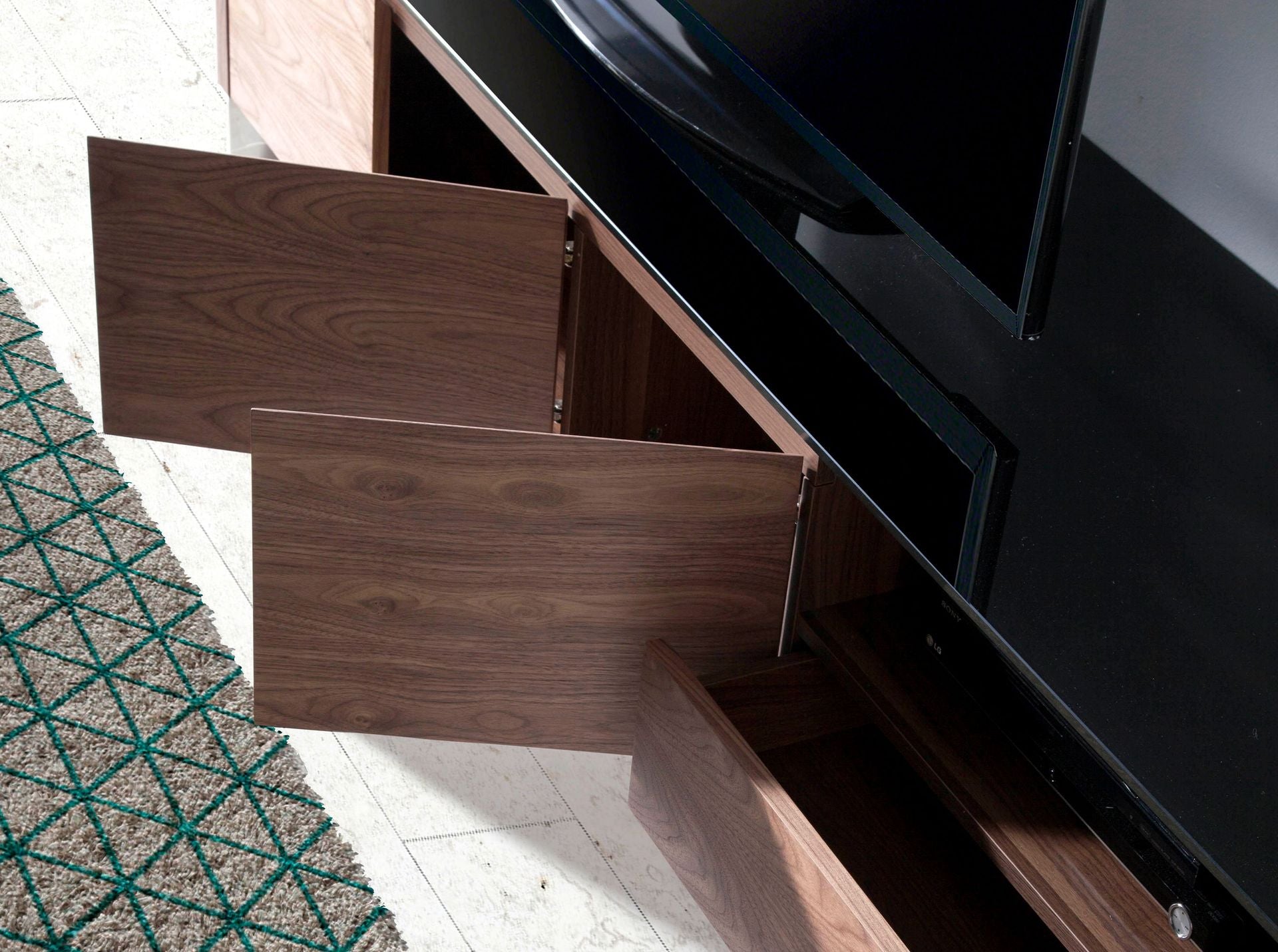 Mueble TV nogal, acero cromado y tapa de cristal negro