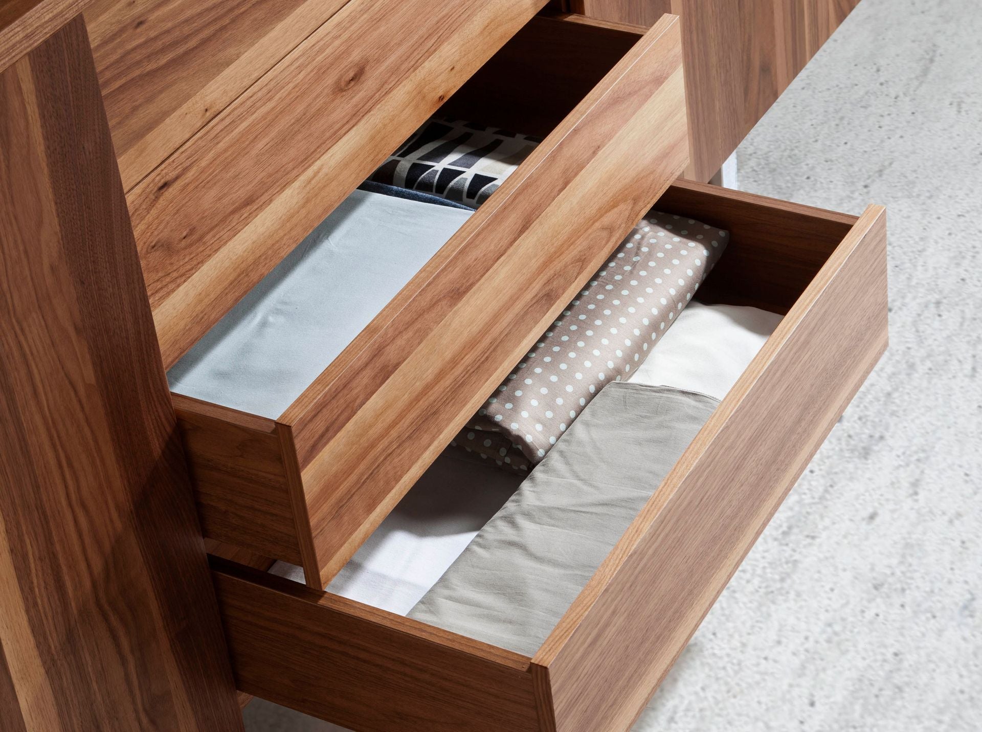 Aparador nogal y acero cromado