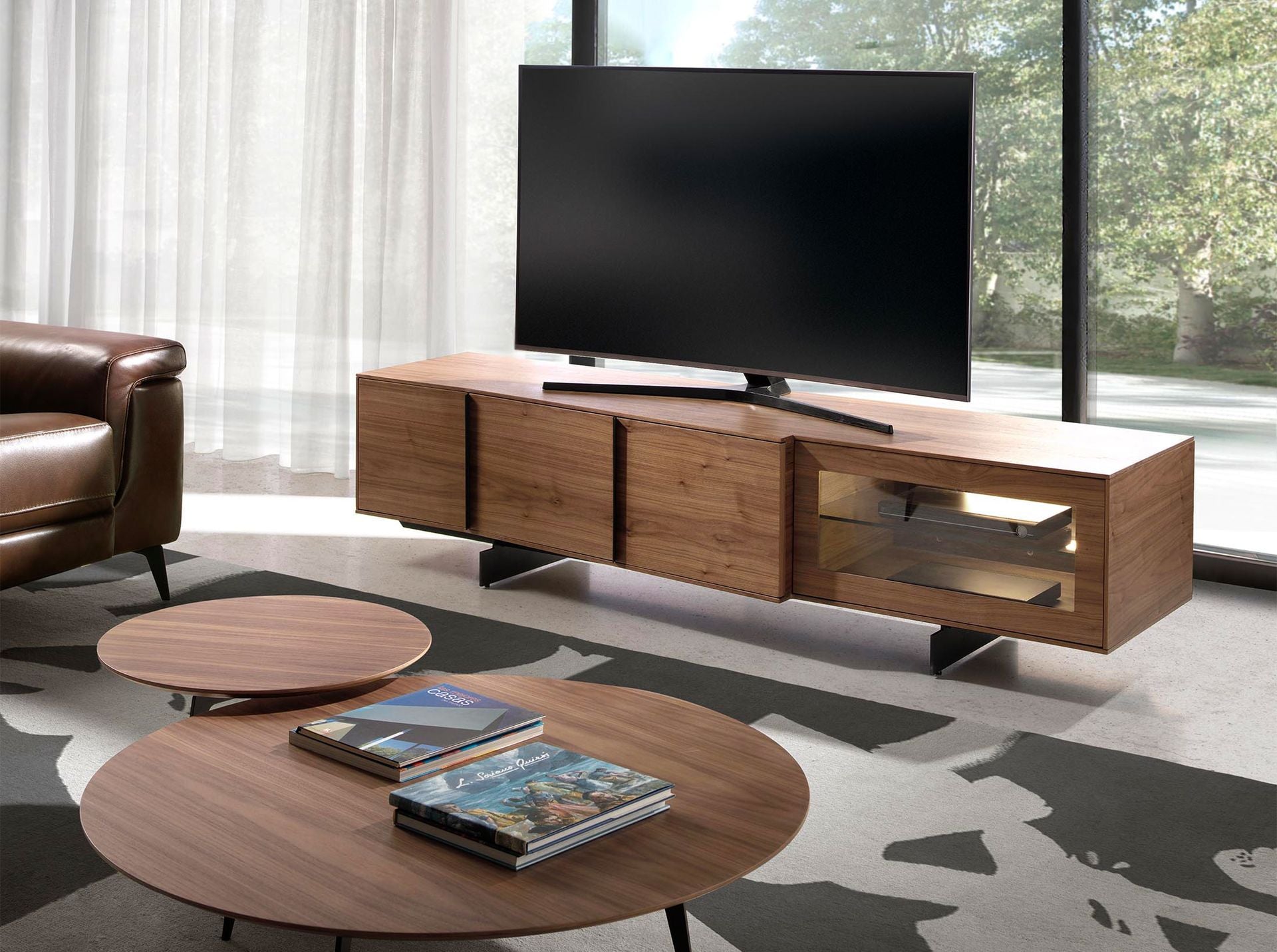 Mueble TV nogal y acero negro con iluminación interior