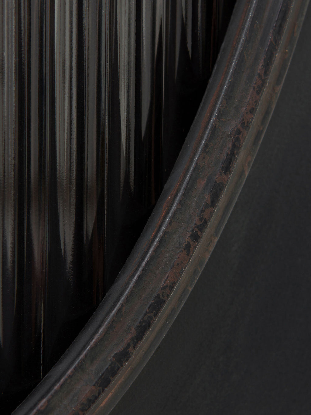 COMODA CON ESTRUCTURA METAL, PUERTA CON CRISTAL DE FORMA OVAL