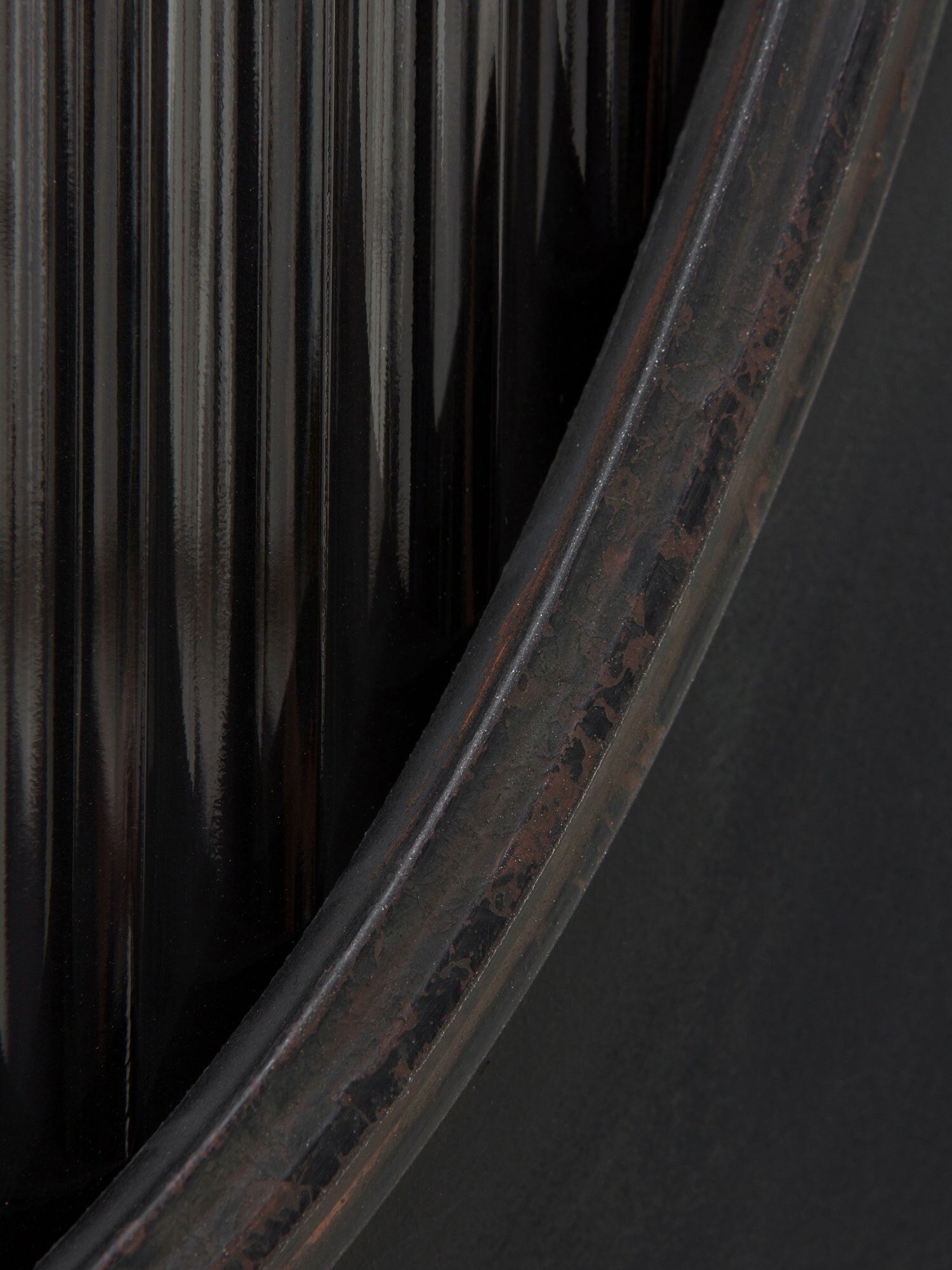 COMODA CON ESTRUCTURA METAL, PUERTA CON CRISTAL DE FORMA OVAL