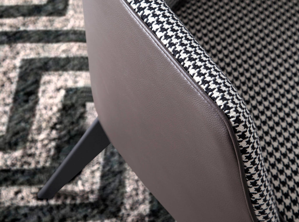 Sillón tela blanco y negro y polipiel marrón chocolate