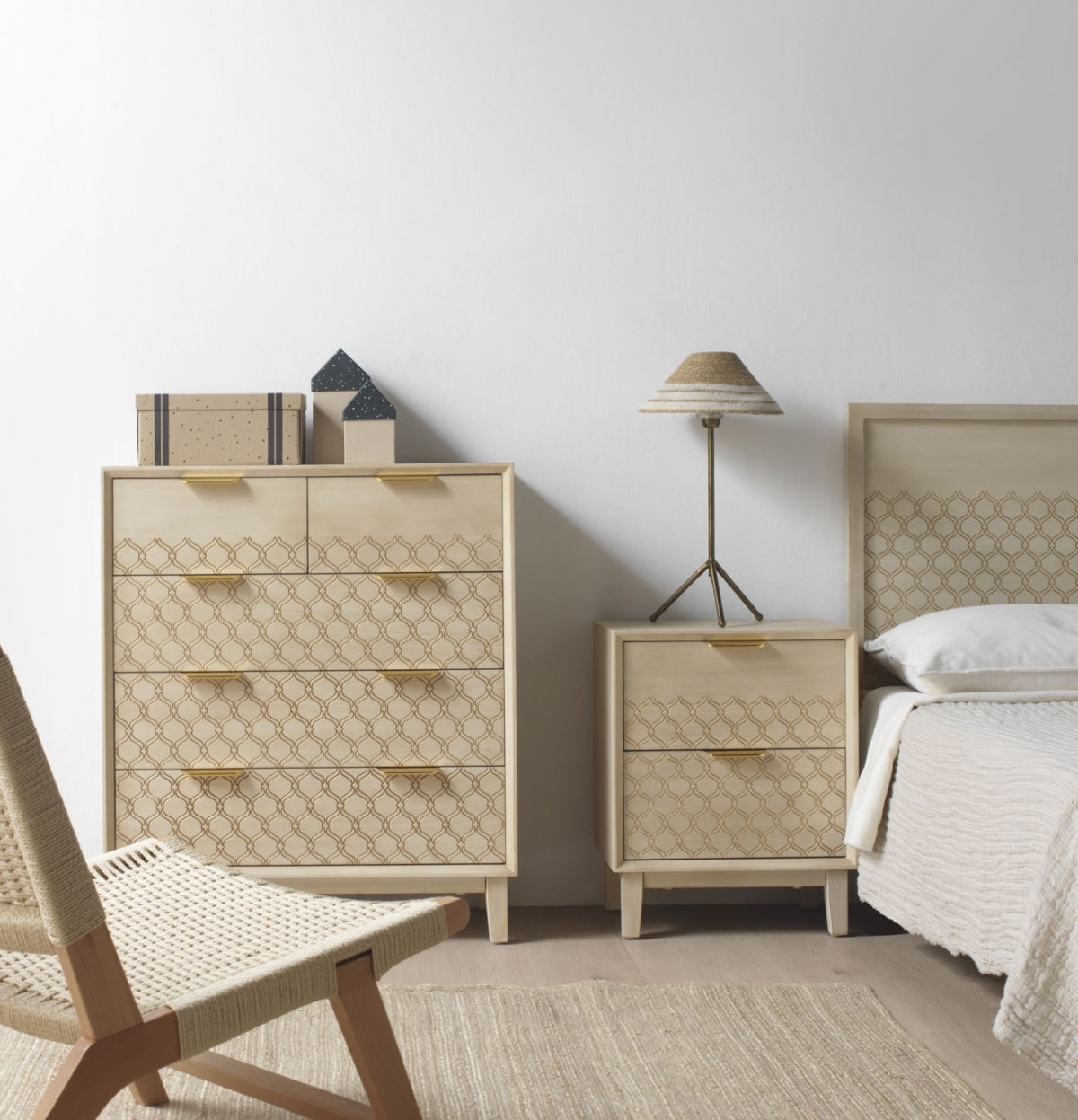 MESITA DE NOCHE 3 CAJONES CHAPADO EN ROBLE ACABADO EN MARFIL