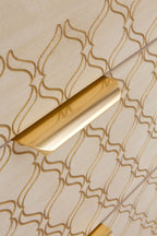 MESITA DE NOCHE 3 CAJONES CHAPADO EN ROBLE ACABADO EN MARFIL