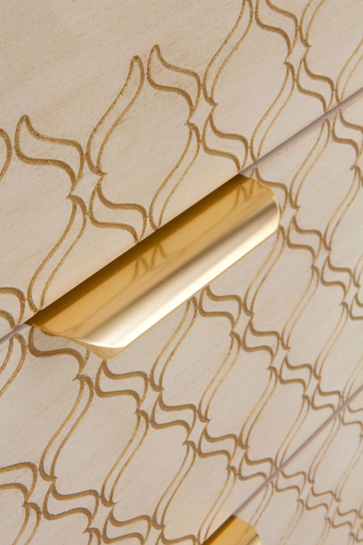 MESITA DE NOCHE 3 CAJONES CHAPADO EN ROBLE ACABADO EN MARFIL