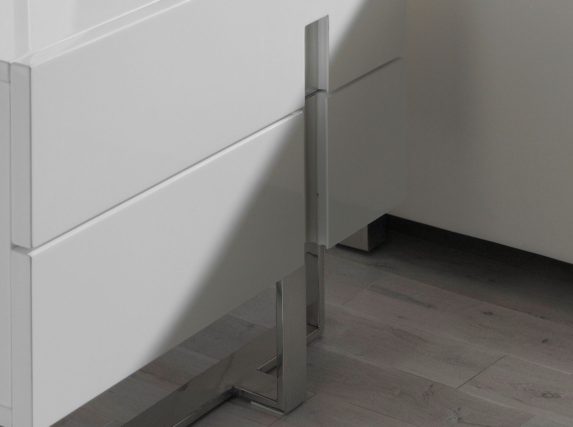 Mesita de noche madera blanco y acero cromado