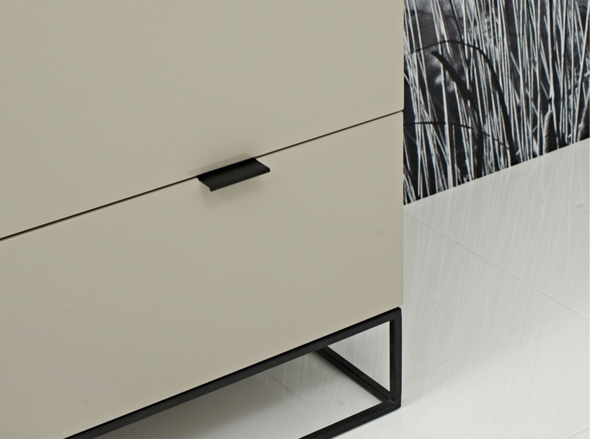 Cómoda madera gris y acero negro