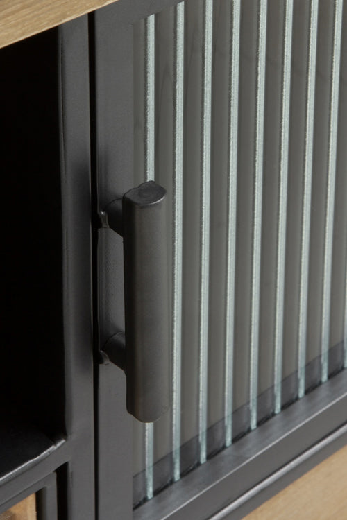 Detalle de la puerta de cristal ondulado de la cómoda
