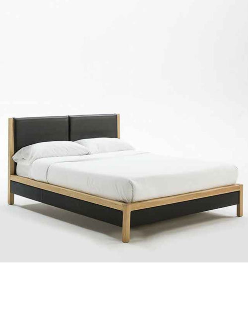 Cama de madera de fresno y piel negra de Thai Natura