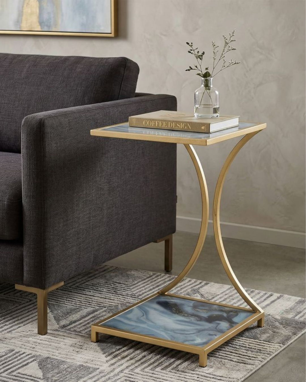 Mesa de centro de metal dorado con tablero de cristal de color, 40x35x60 cm