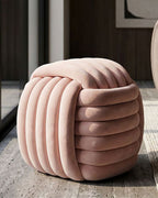 Puf tejido de terciopelo rosa de 45x45x45 cm.