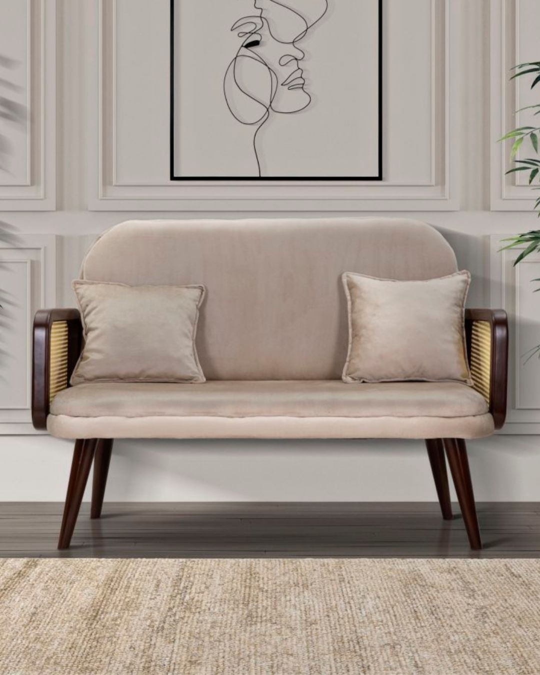 Sofá de tela beige con reposabrazos de madera, 131x80x93 cm.
