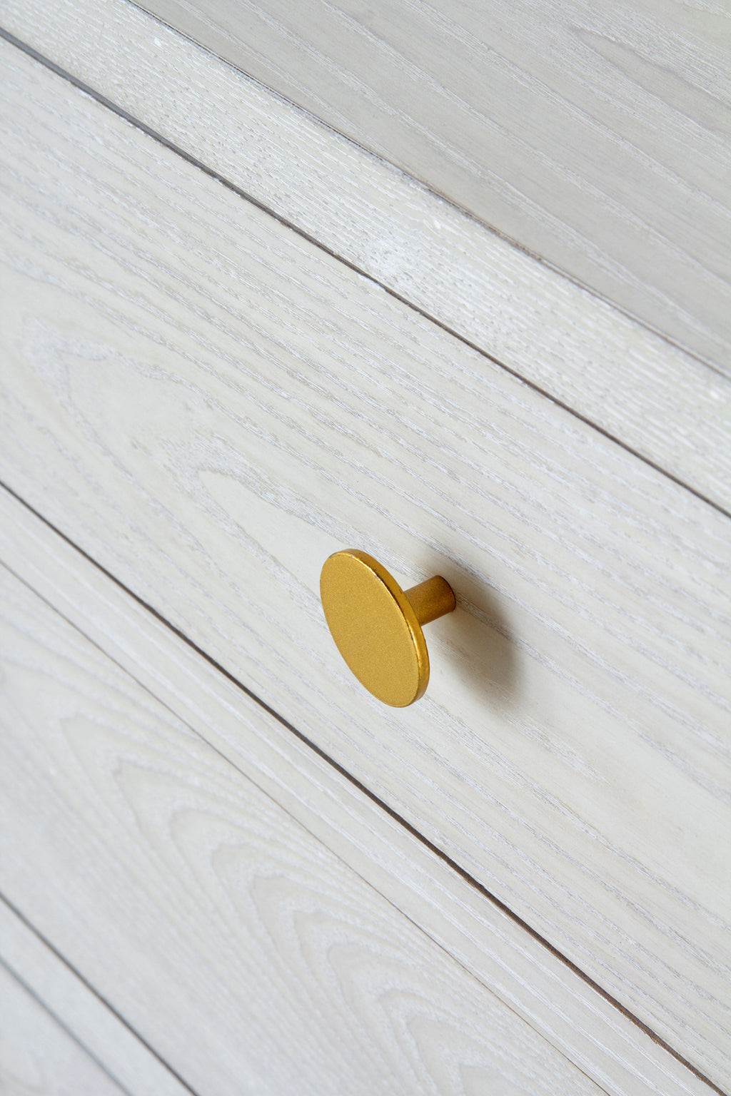 COMODA 3 CAJONES CHAPADO EN FRESNO PATINADO BLANCO, TIRADOR ORO