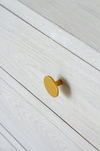 COMODA 3 CAJONES CHAPADO EN FRESNO PATINADO BLANCO, TIRADOR ORO