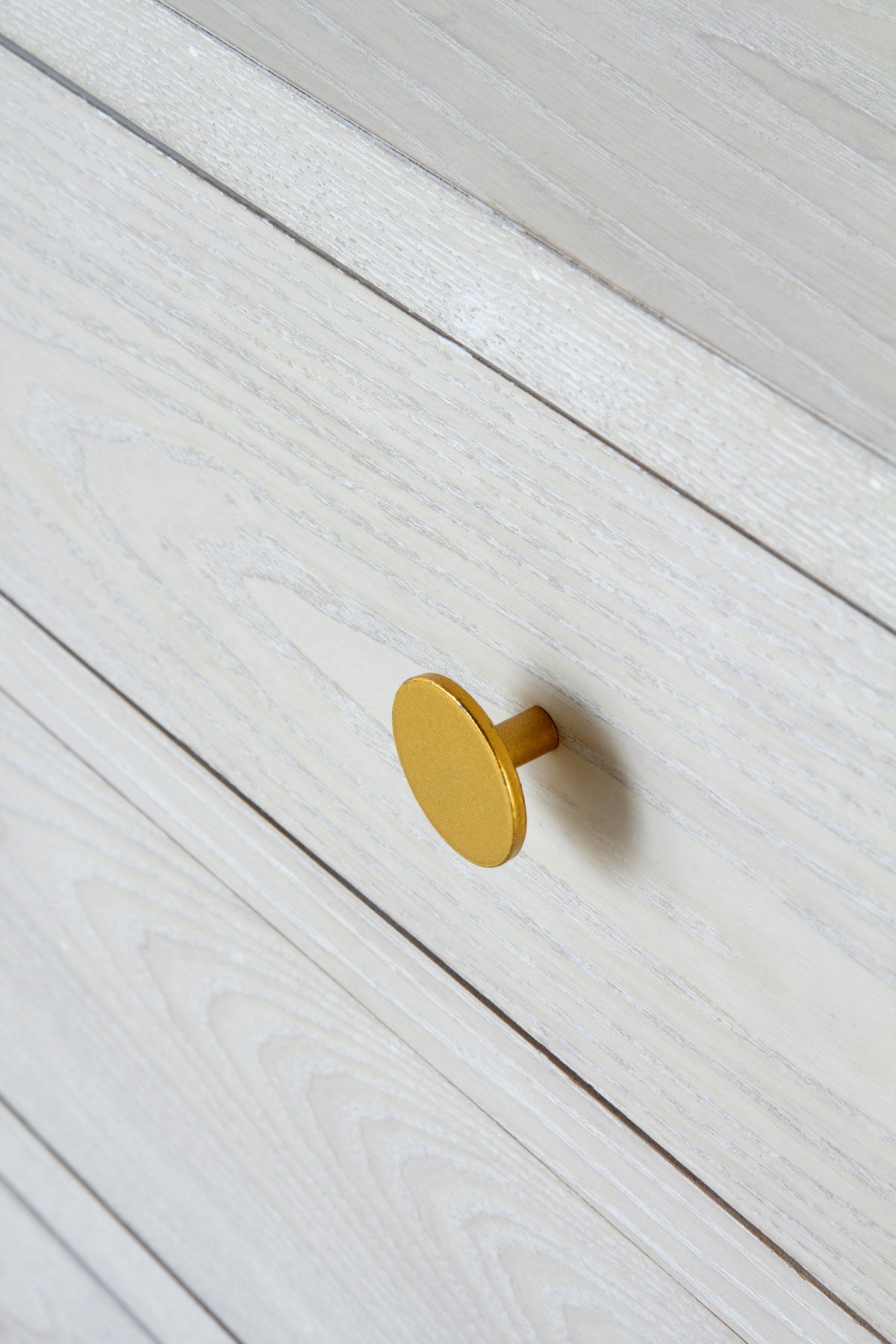 COMODA 3 CAJONES CHAPADO EN FRESNO PATINADO BLANCO, TIRADOR ORO