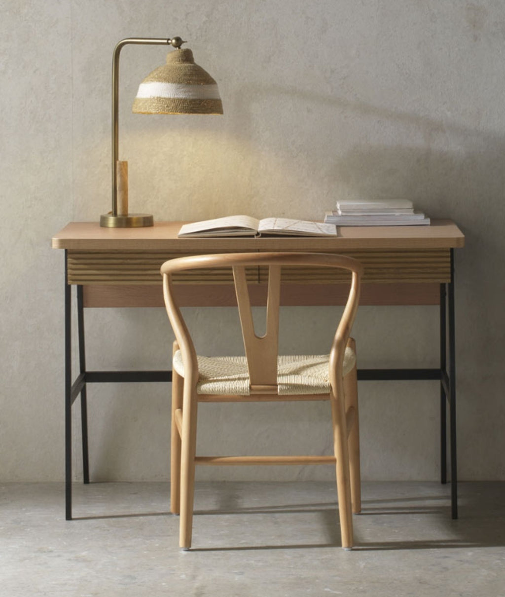 ESCRITORIO CHAPADO EN FRESNO NATURAL CON PIES METALICOS NEGROS