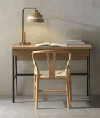 ESCRITORIO CHAPADO EN FRESNO NATURAL CON PIES METALICOS NEGROS