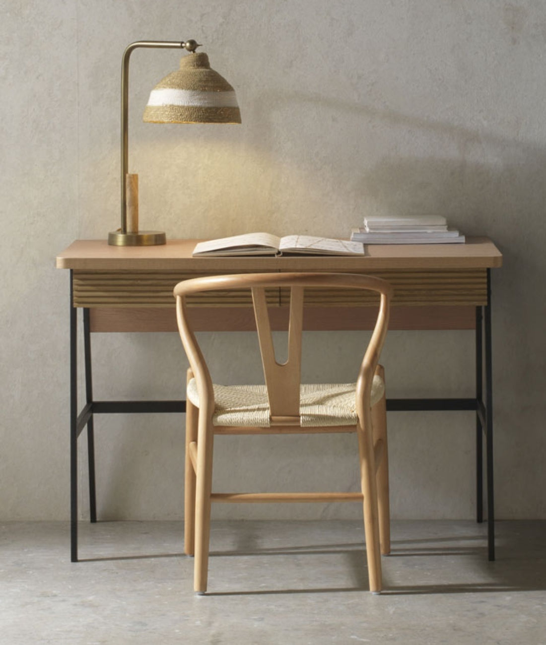 ESCRITORIO CHAPADO EN FRESNO NATURAL CON PIES METALICOS NEGROS