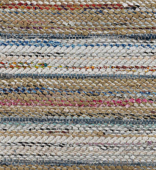 Detalle del cojín multicolor de yute, algodón y poliéster