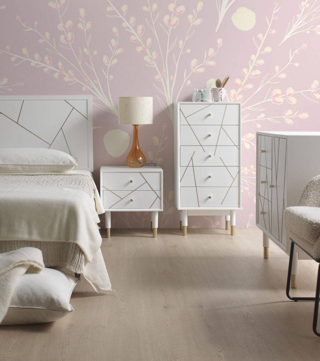 COMODA 3 CAJONES LACADA EN BLANCO CON FRONTIS DECORADO EN ORO