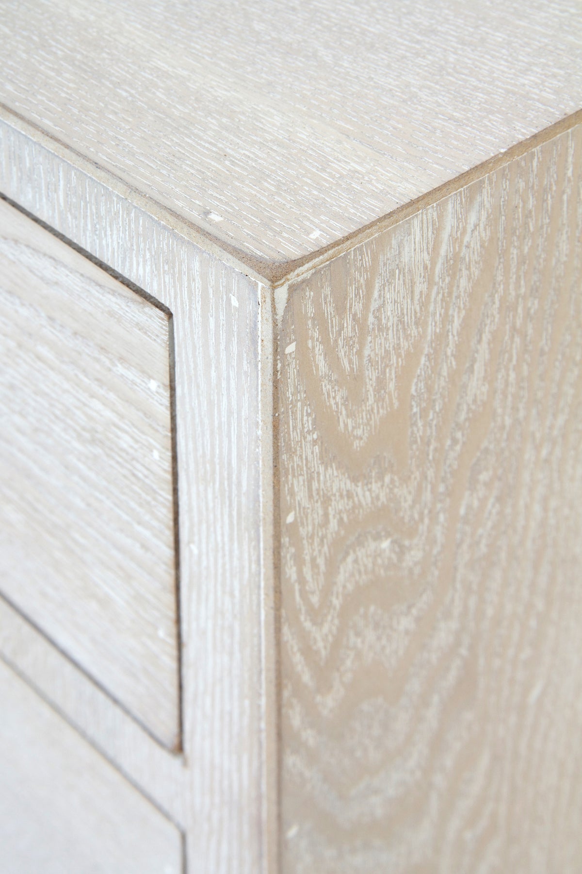 SINFONIER 5CAJONES CHAPADO EN FRESNO PATINADO BLANCO TIRADOR ORO