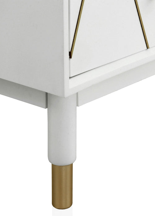 Detalle de los tiradores dorados de la cómoda blanca