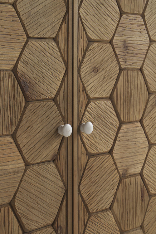 Detalle del grabado de panal de abeja de la cómoda blanca