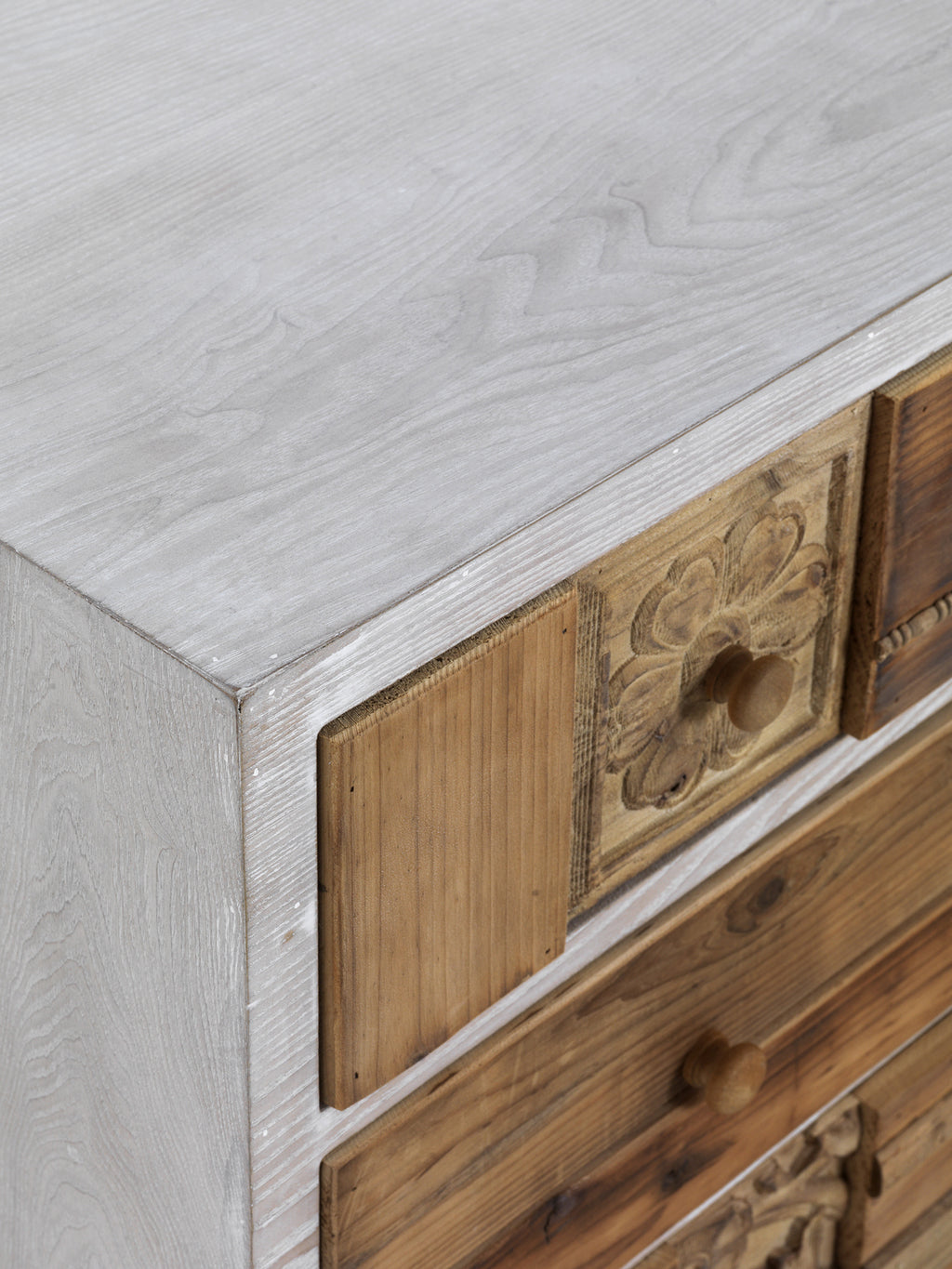 COMODA BLANCA CON FRONTIS MADERA RECUPERADA NATURAL