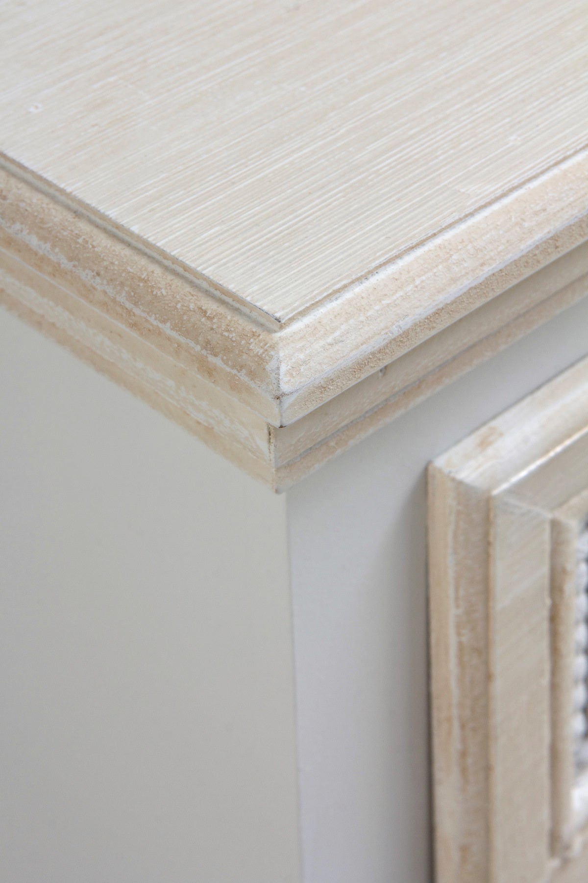 SINFONIER 5 CAJONES MADERA BLANCO SOBRE Y FRONTIS EN CREMA