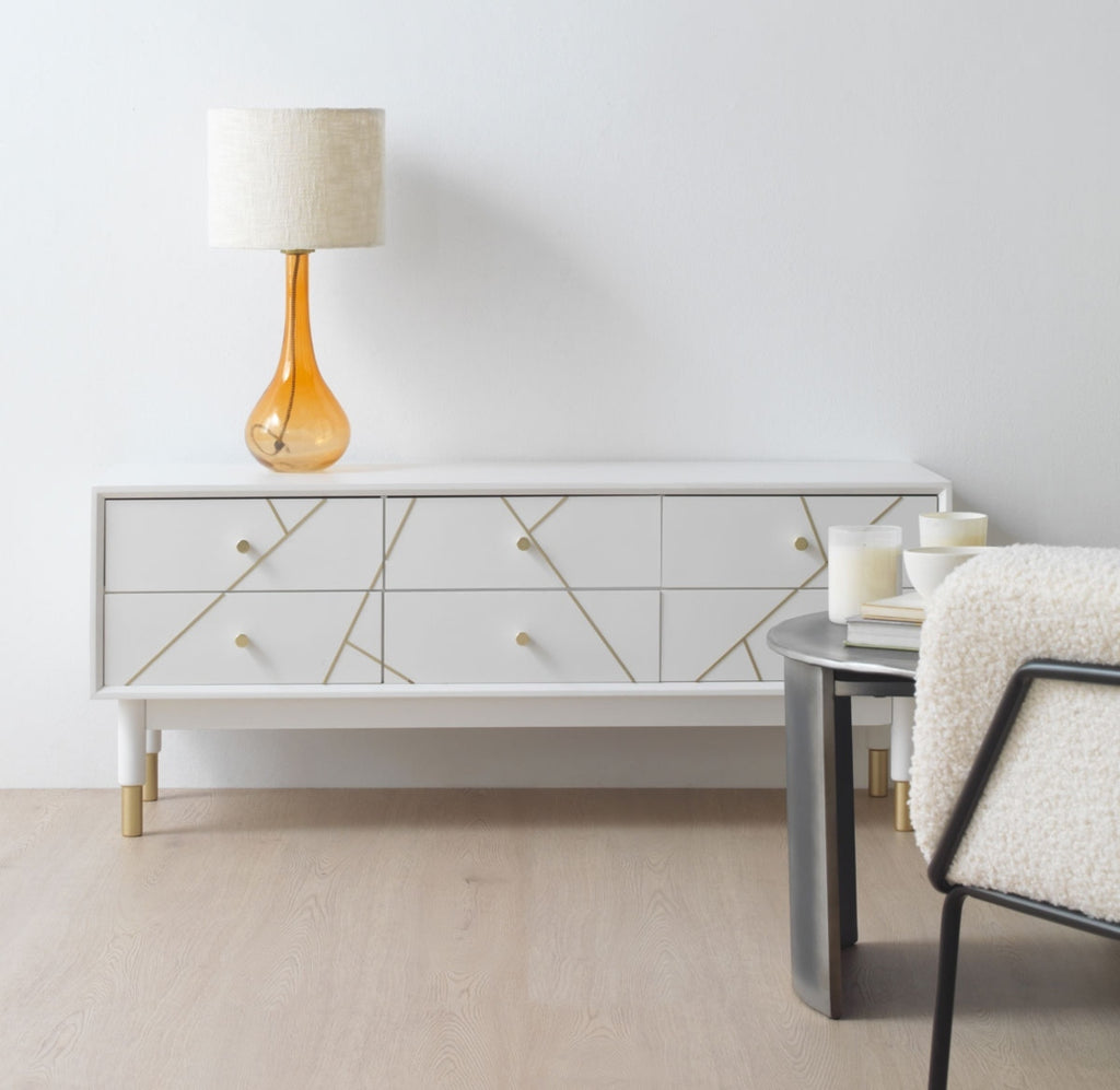 MUEBLE TV 6 CAJONES LACADO EN BLANCO CON FRONTIS DECORADO EN ORO