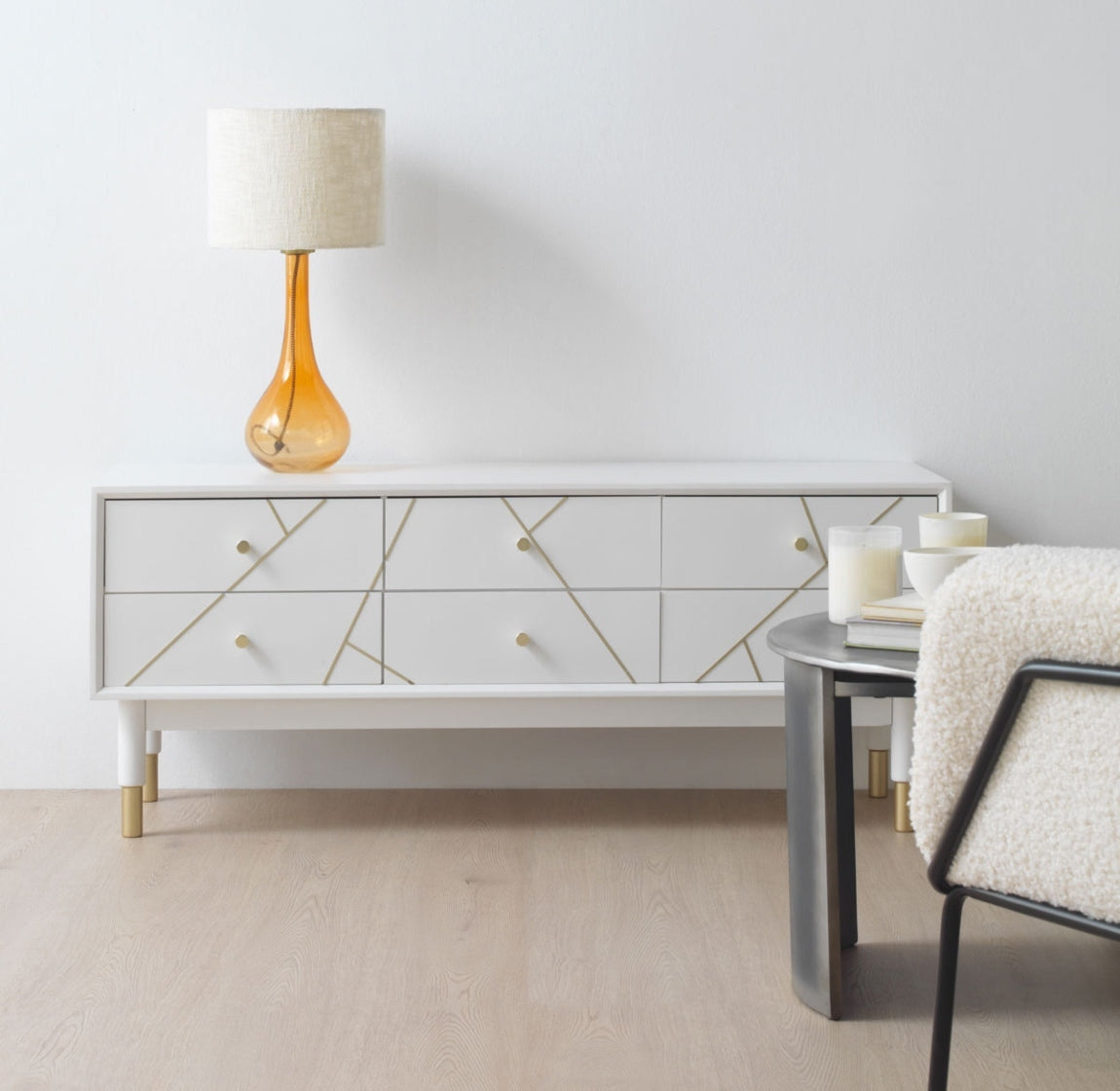 MUEBLE TV 6 CAJONES LACADO EN BLANCO CON FRONTIS DECORADO EN ORO