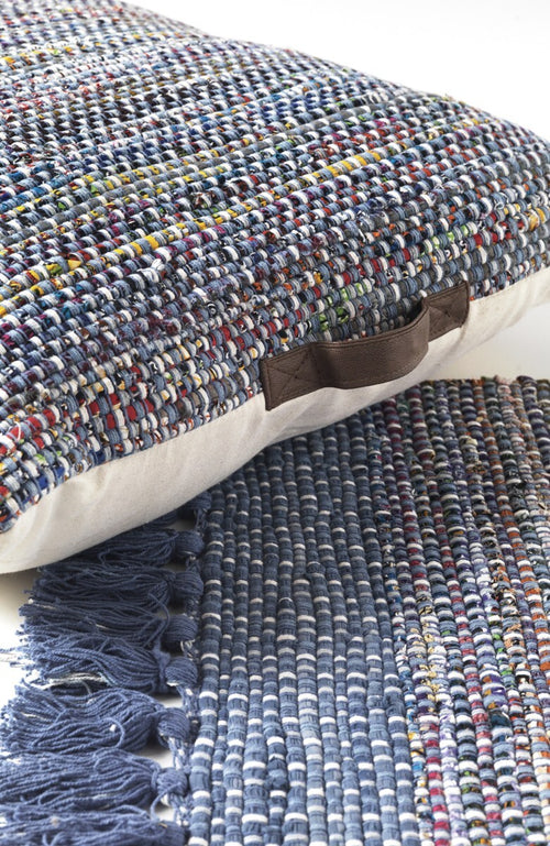 Detalle del tejido de la alfombra de algodón azul