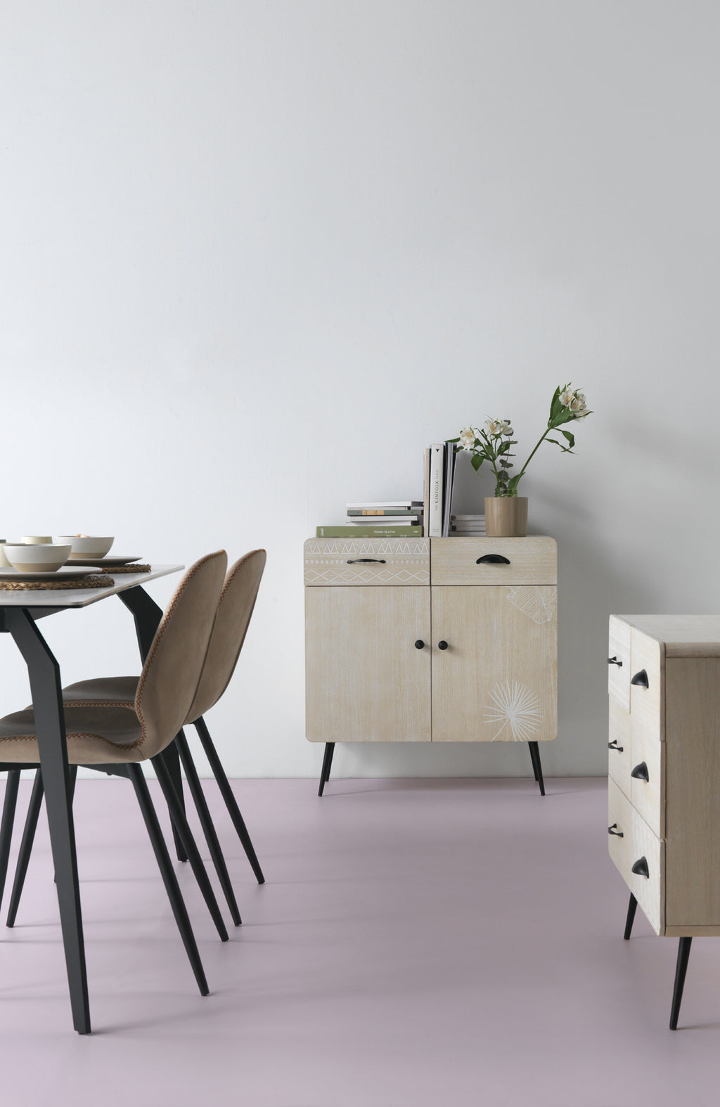 COMODA MADERA NATURAL PATAS METALICAS NEGRAS