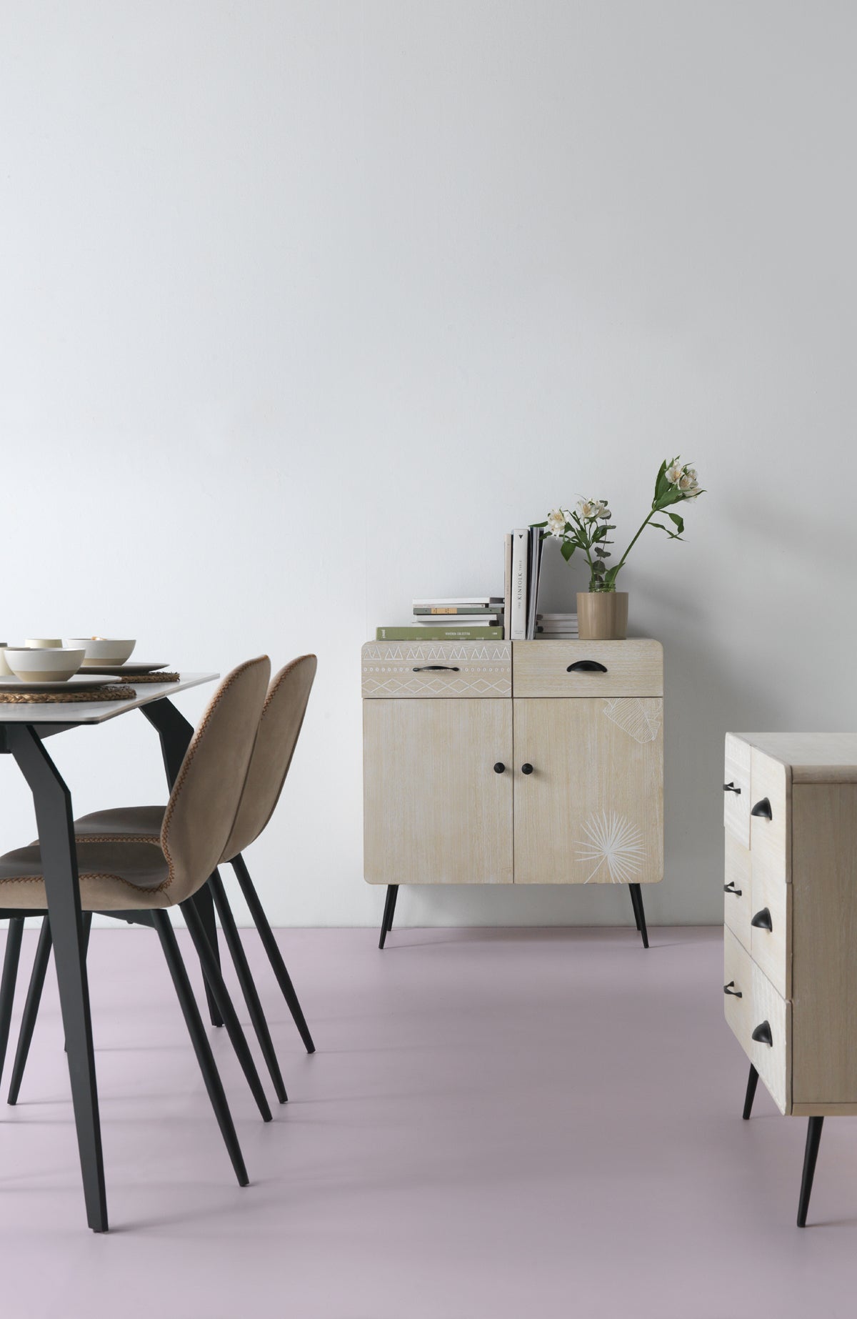 COMODA MADERA NATURAL PATAS METALICAS NEGRAS