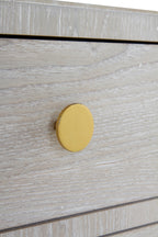 MESITA 2 CAJONES CHAPADO EN FRESNO PATINADO BLANCO, TIRADOR ORO