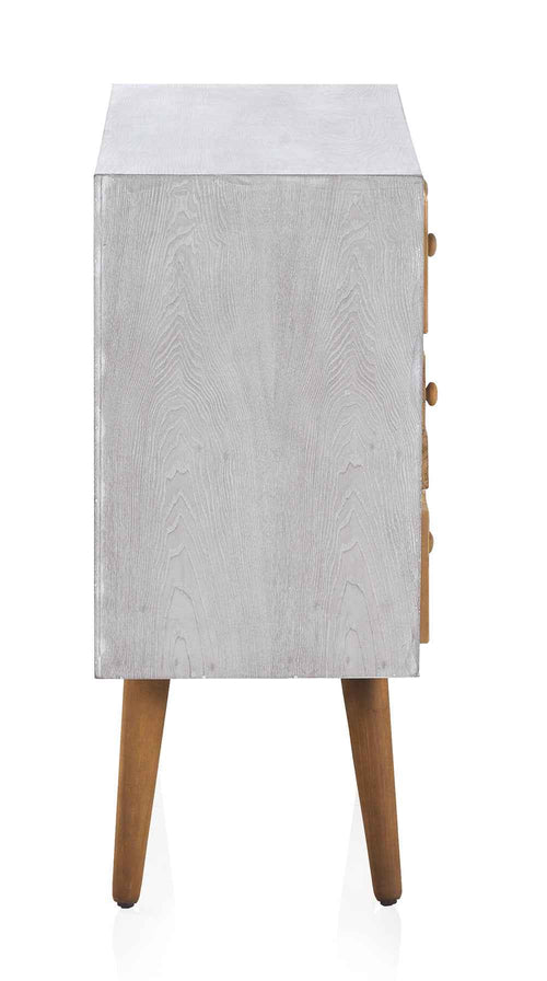 Detalle del frontis de madera natural de la cómoda