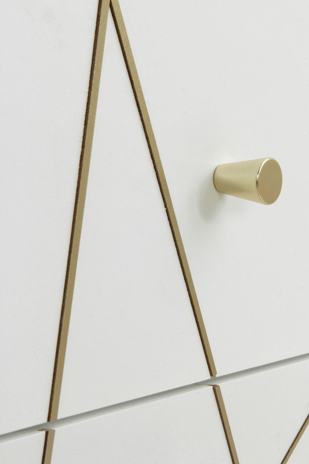 COMODA 3 CAJONES Y 1 PUERTA LACADA EN BLANCO CON FRONTIS DECORADO EN ORO