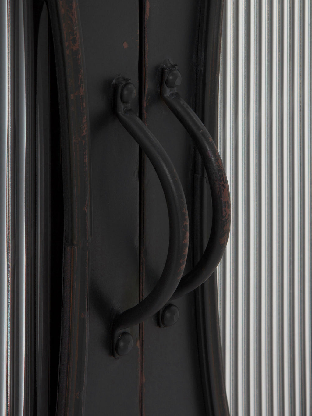 APARADOR CON ESTRUCTURA METAL, PUERTAS CON CRISTAL DE FORMA OVAL