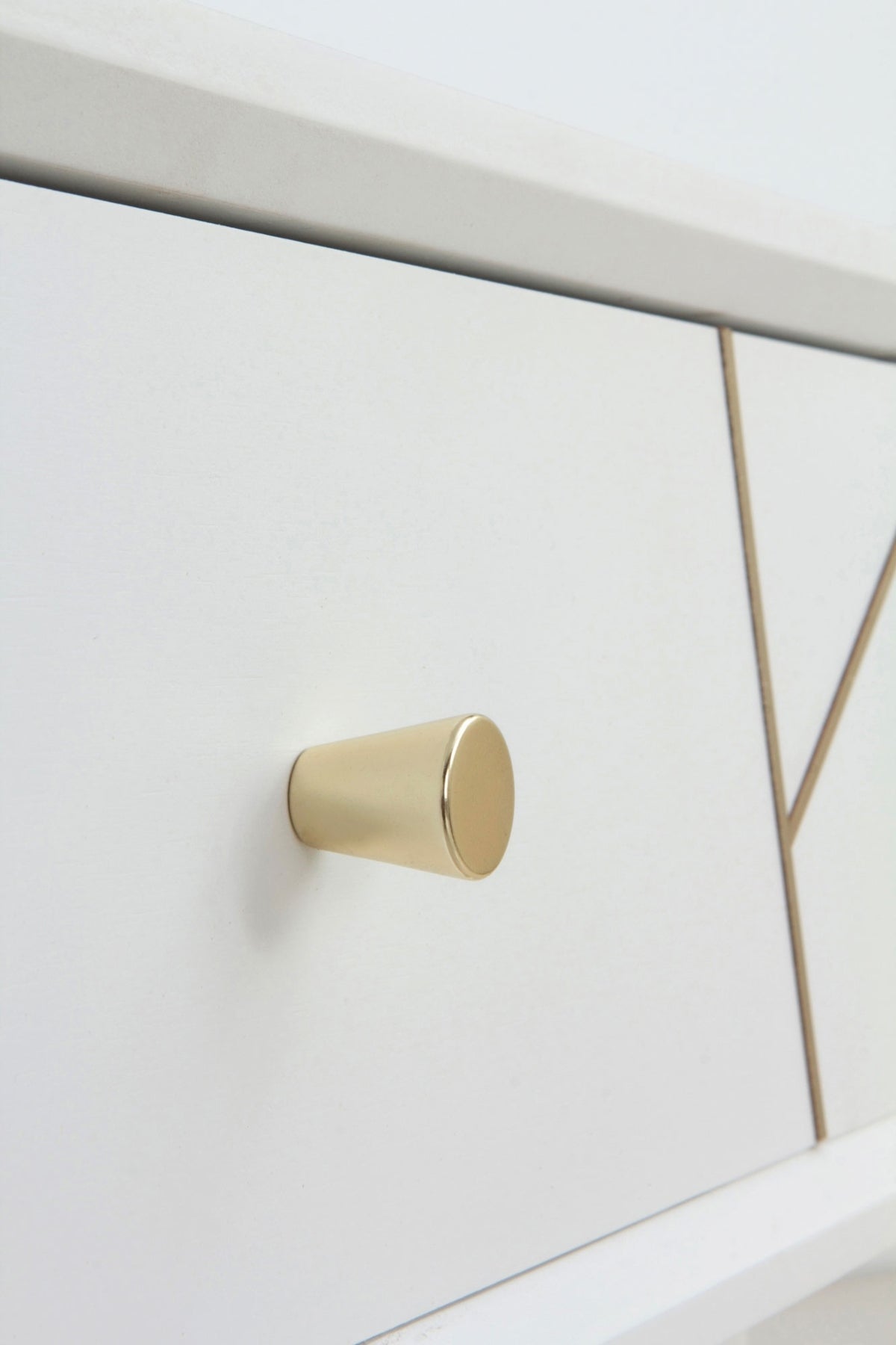 MESITA 1 CAJON LACADA EN BLANCO CON FRONTIS DECORADO EN ORO