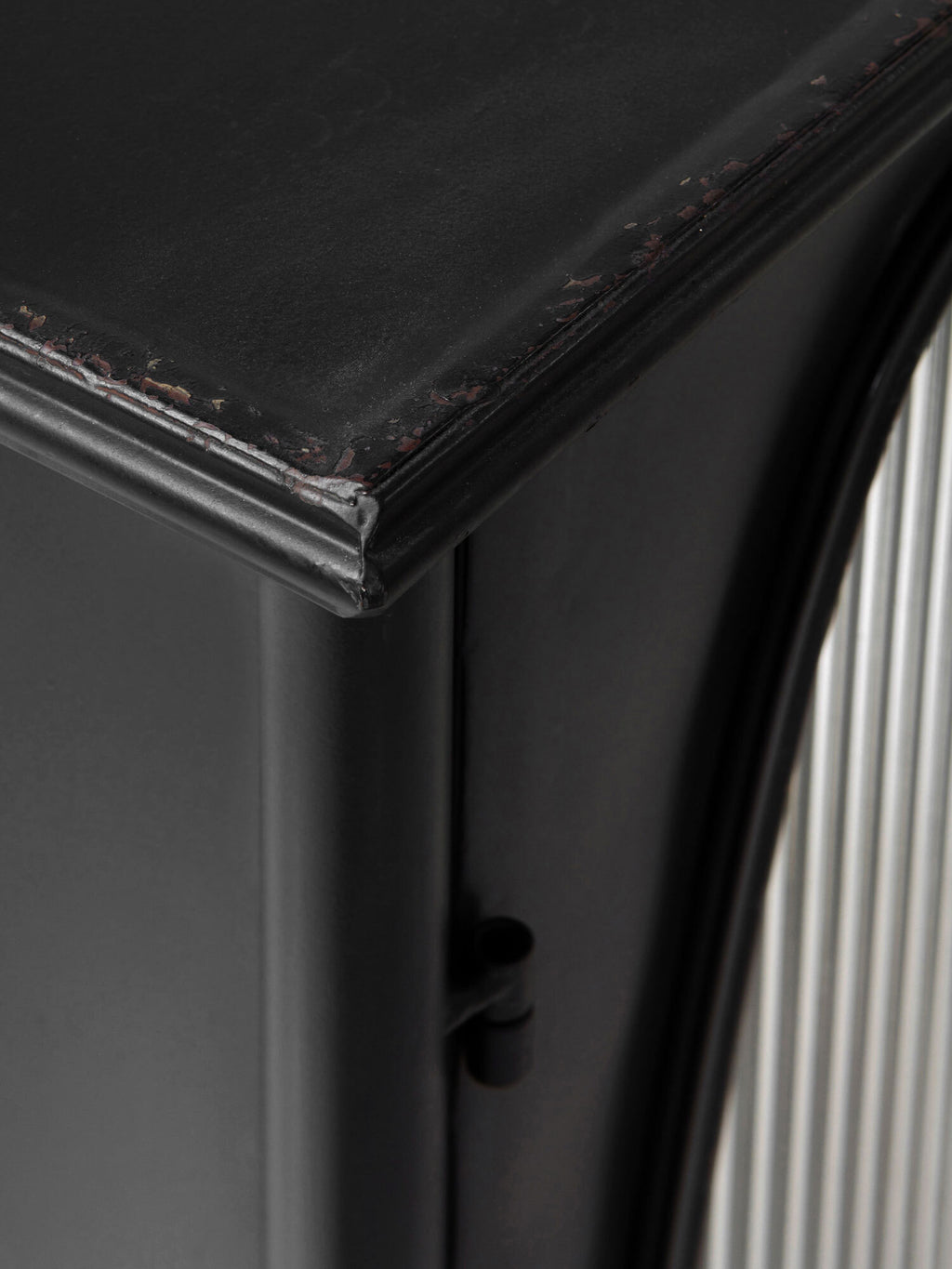 VITRINA CON ESTRUCTURA METAL, PUERTA CON CRISTAL DE FORMA OVAL