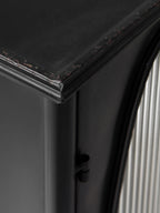 VITRINA CON ESTRUCTURA METAL, PUERTA CON CRISTAL DE FORMA OVAL