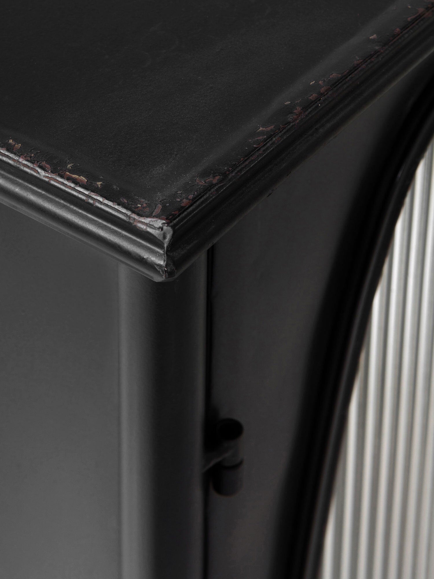 VITRINA CON ESTRUCTURA METAL, PUERTA CON CRISTAL DE FORMA OVAL