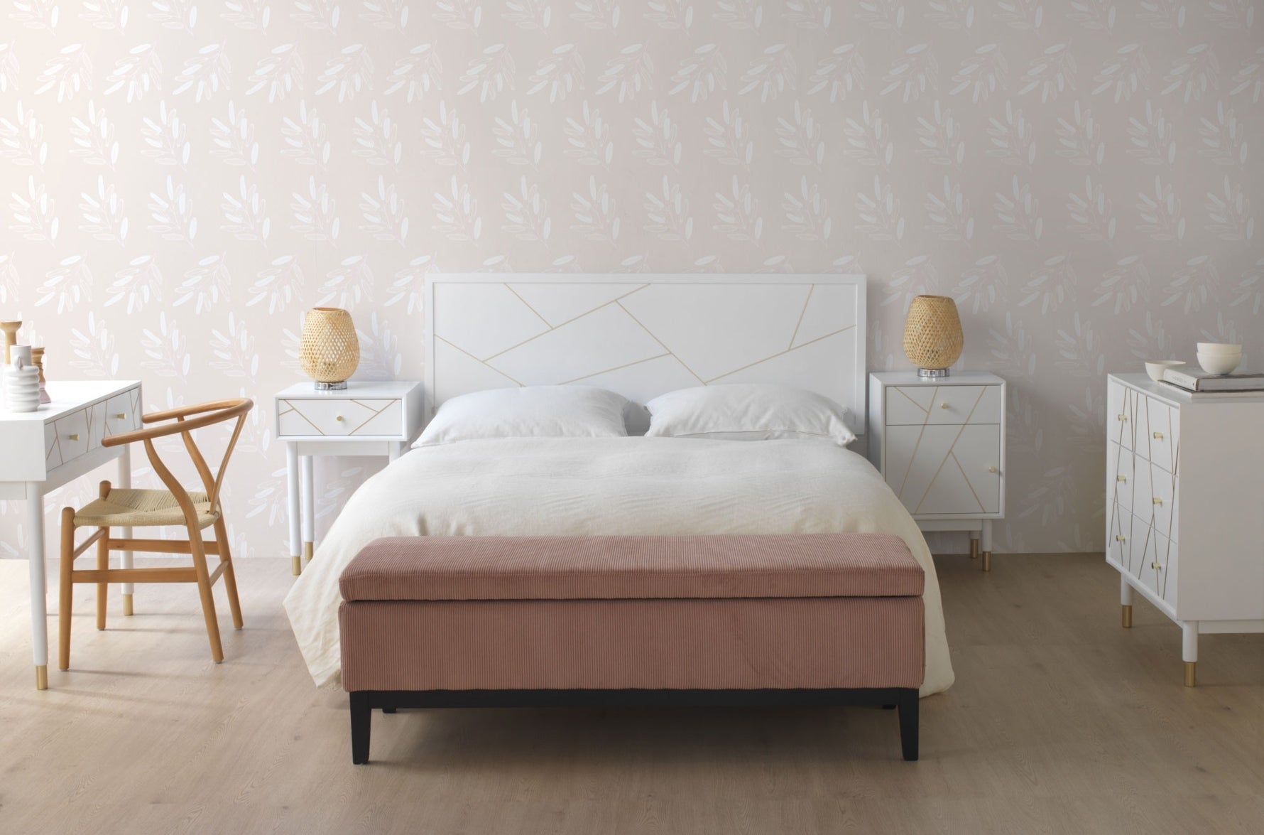 COMODA 3 CAJONES LACADA EN BLANCO CON FRONTIS DECORADO EN ORO