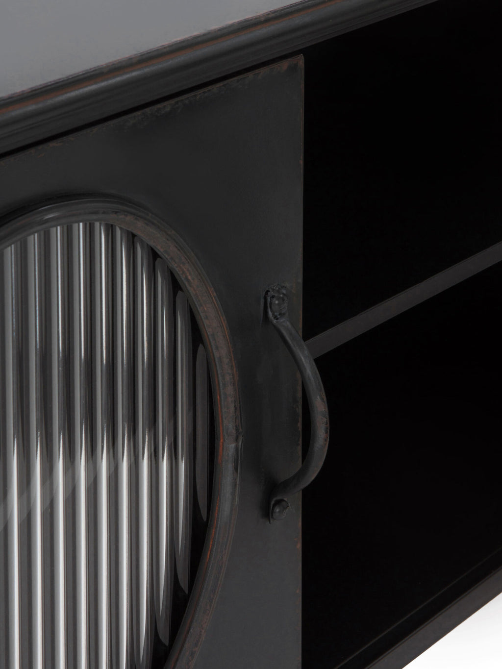 COMODA CON ESTRUCTURA METAL, PUERTA CON CRISTAL DE FORMA OVAL